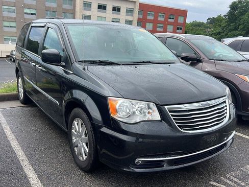 Used 2016 Chrysler Town & Country Touring w/ Driver Convenience Group FWD image 5