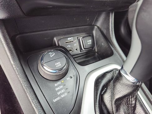 Used 2017 Jeep Cherokee Overland w/ Technology Group image 36