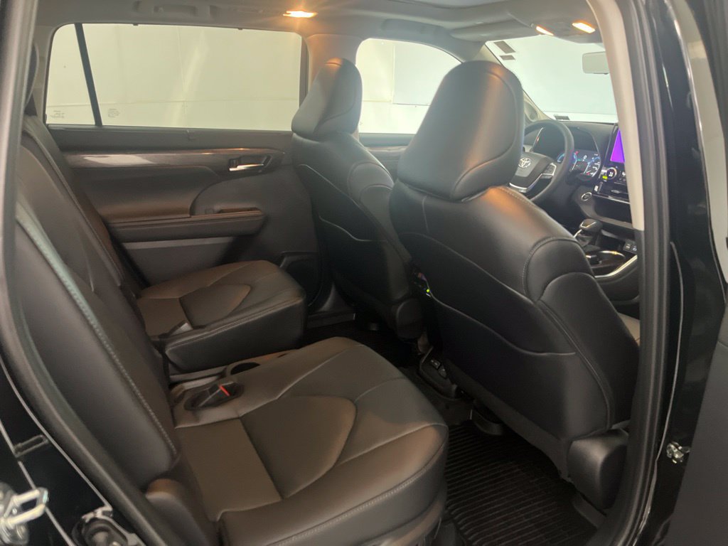 Used 2026 Toyota Highlander Platinum AWD/4WD image 25