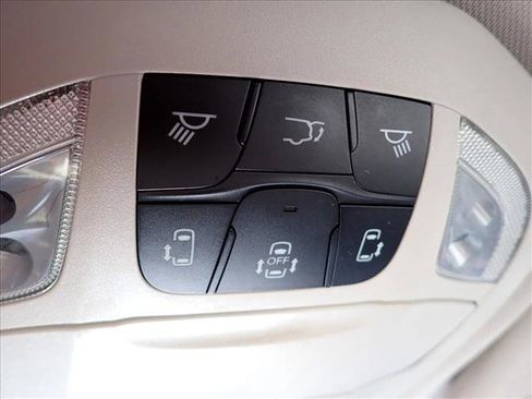 Used 2018 Chrysler Pacifica Touring-L FWD image 21