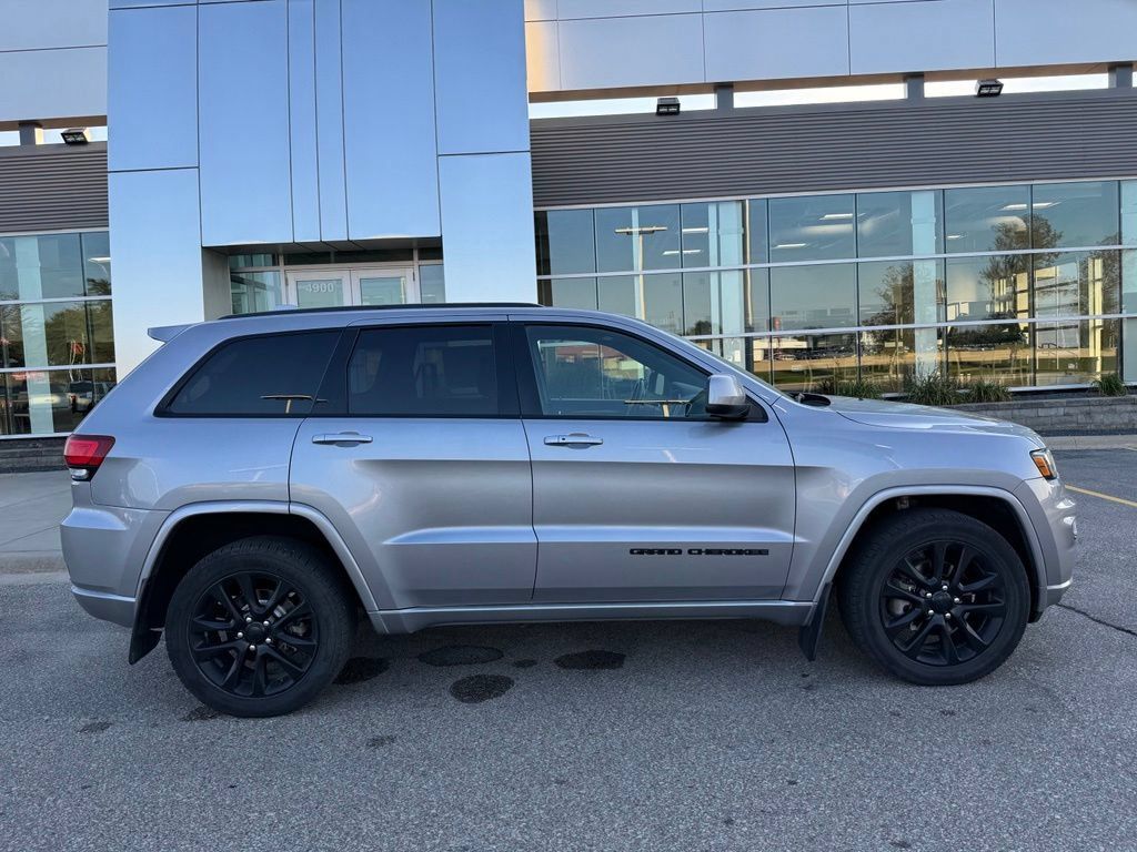 Used 2018 Jeep Grand Cherokee Altitude AWD/4WD image 35