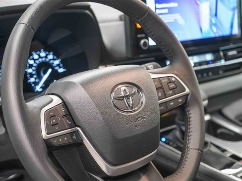 Used 2025 Toyota Sienna XLE w/ XLE Plus Package image 21