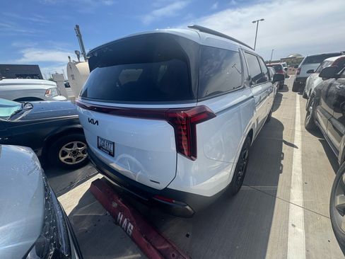 Used 2025 Kia Carnival SX Prestige FWD image 4