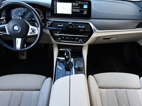 Certified 2022 BMW 530e w/ Premium Package image 12