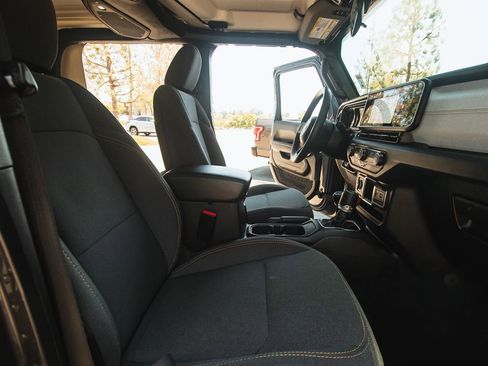 Used 2024 Jeep Gladiator Sport AWD/4WD image 12