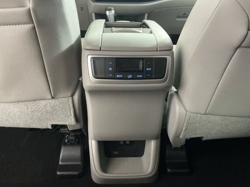 Used 2019 Toyota Highlander XLE AWD/4WD image 34