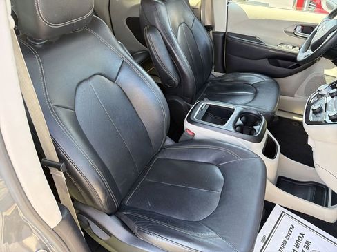 Used 2022 Chrysler Pacifica Touring-L FWD image 30