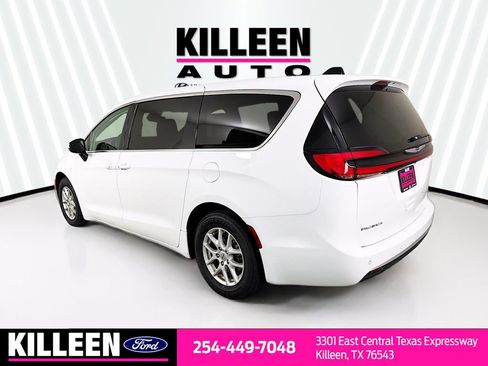 Used 2023 Chrysler Pacifica Touring-L FWD image 7
