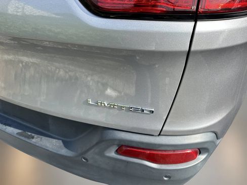 Used 2018 Jeep Cherokee Limited w/ Technology Group FWD image 9