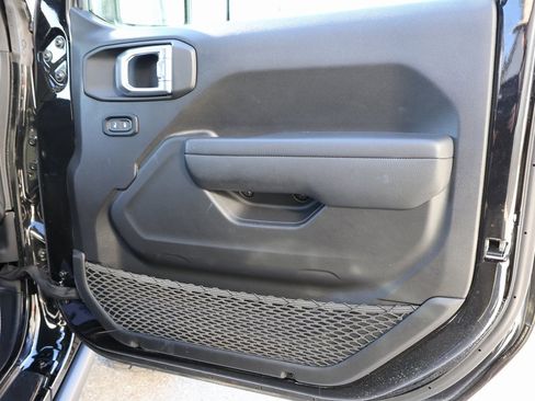 Used 2024 Jeep Gladiator Mojave w/ Technology Group image 8