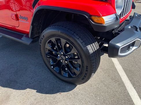 Used 2025 Jeep Wrangler Unlimited Sahara AWD/4WD image 5