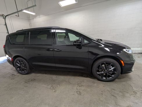 New 2026 Chrysler Pacifica Limited w/ S Appearance Package AWD/4WD image 3
