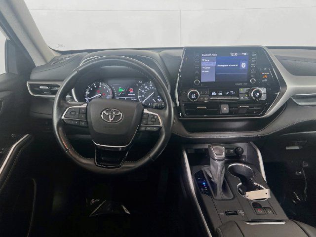 Used 2021 Toyota Highlander XLE FWD image 19