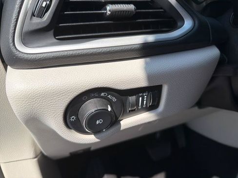 Used 2023 Chrysler Pacifica Touring-L FWD image 16