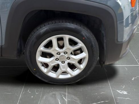 Used 2018 Jeep Renegade Latitude w/ UConnect 8.4 Nav Group FWD image 24