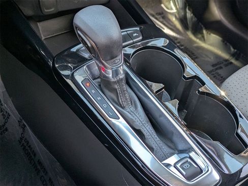 Used 2025 Chevrolet Trax LT w/ LT Convenience Package image 18