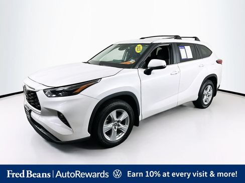 Used 2023 Toyota Highlander LE AWD/4WD image 5