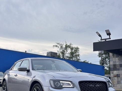 Used 2018 Chrysler 300 S w/ 300S Premium Group RWD image 2
