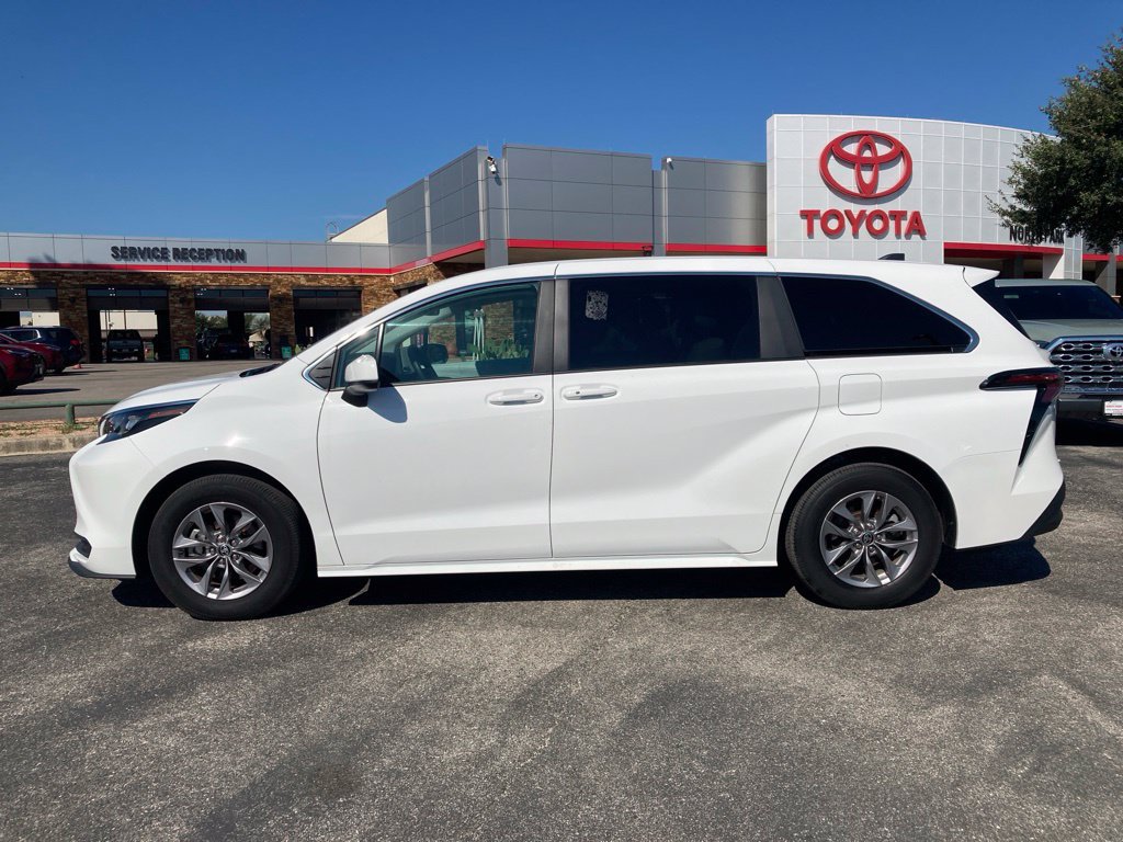 Used 2025 Toyota Sienna LE FWD image 8