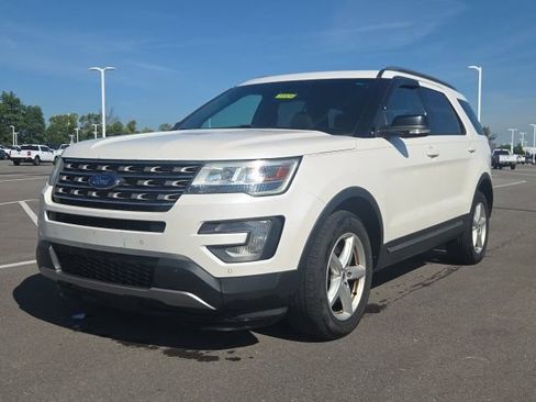 Used 2016 Ford Explorer XLT w/ Equipment Group 202A AWD/4WD image 2