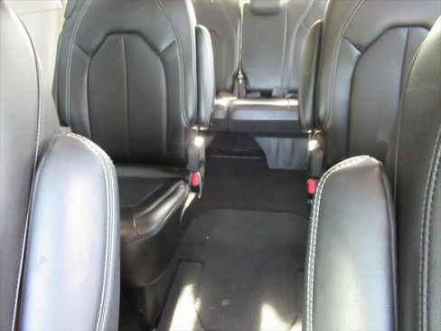 Certified 2024 Chrysler Pacifica Touring-L FWD image 35