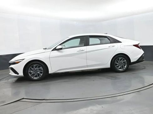 Used 2024 Hyundai Elantra SEL FWD image 5