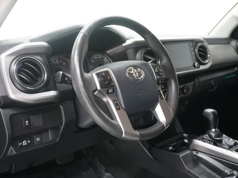 Used 2020 Toyota Tacoma SR5 RWD image 8