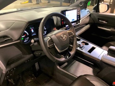 Used 2023 Toyota Sienna XLE Woodland Edition image 17