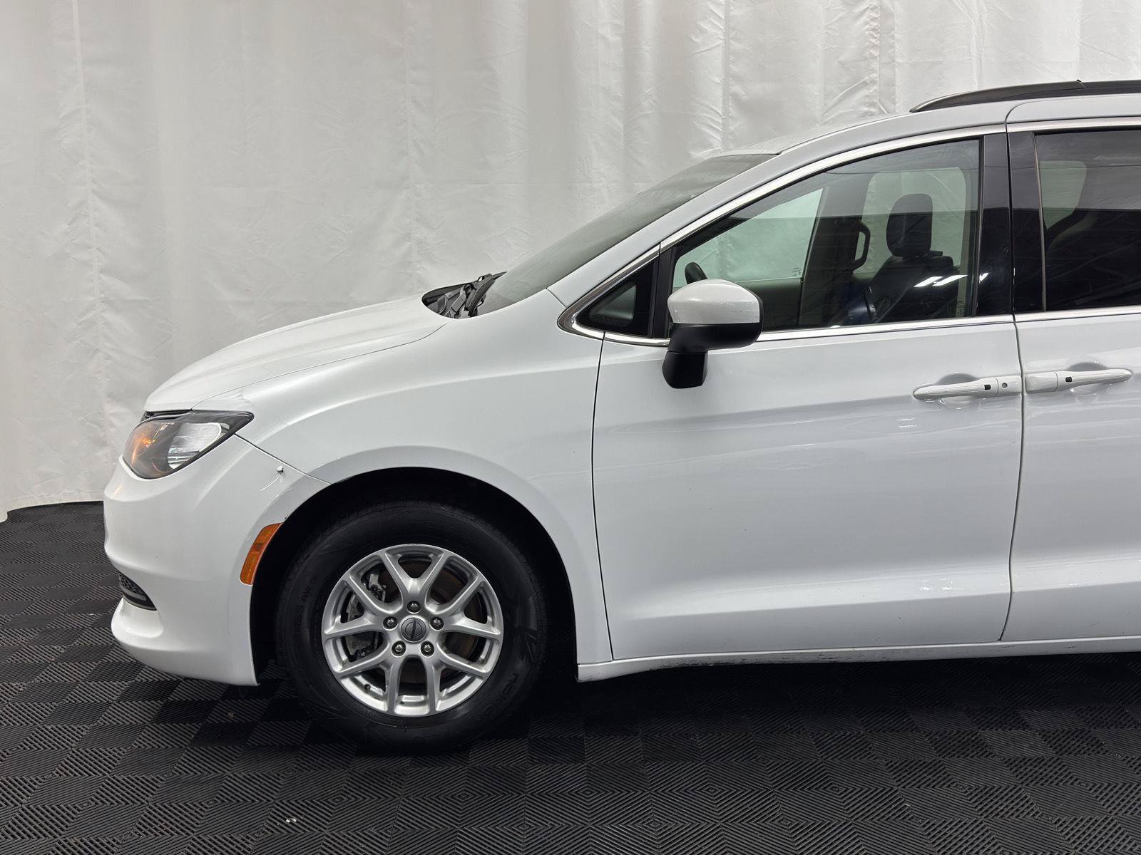 Used 2021 Chrysler Voyager Lxi FWD image 4