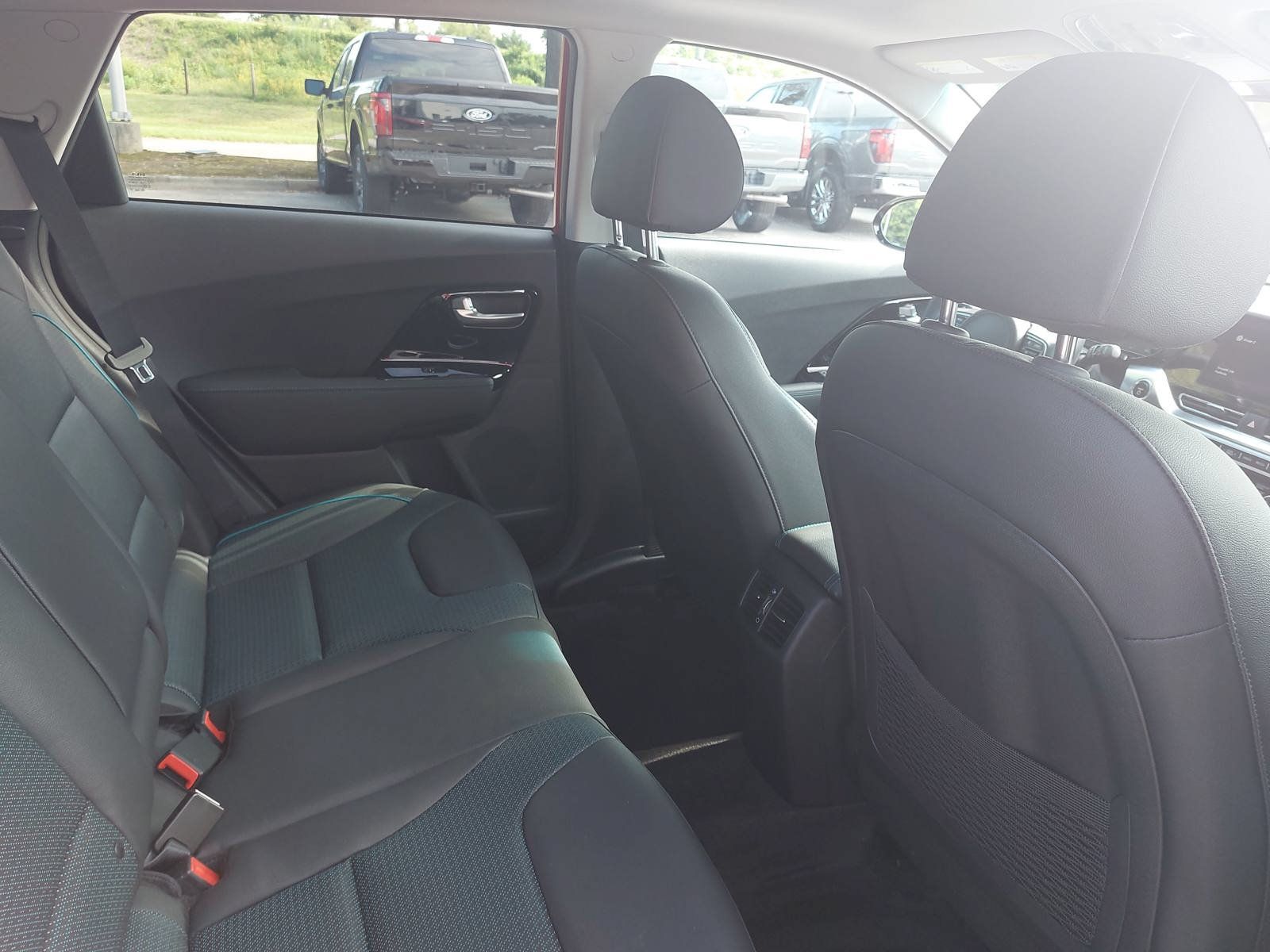 Used 2022 Kia Niro EX Premium w/ Cold Weather Package FWD image 11