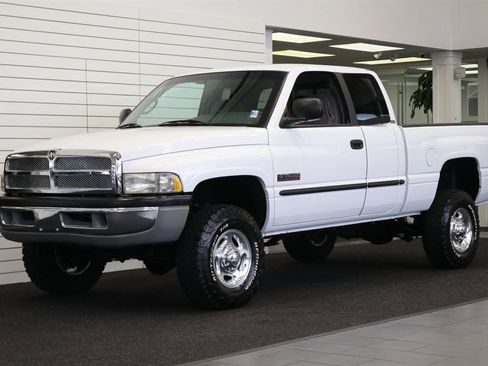 Used 2000 Dodge Ram 2500 Truck SLT image 1