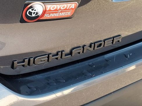 Used 2022 Toyota Highlander XLE image 30