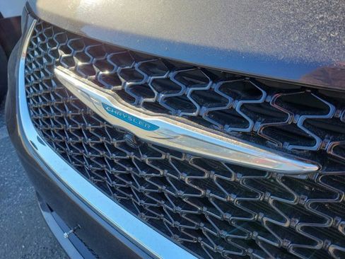 Used 2021 Chrysler Pacifica Limited image 11