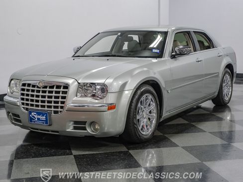 Used 2005 Chrysler 300 C w/ Navigation & Sound Group II RWD image 19