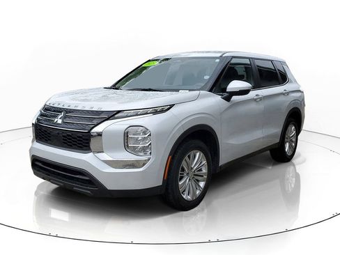 Used 2023 Mitsubishi Outlander ES FWD image 3