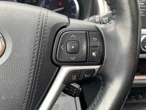 Used 2018 Toyota Highlander XLE w/ Carpet Mat Package (TMS) AWD/4WD image 21
