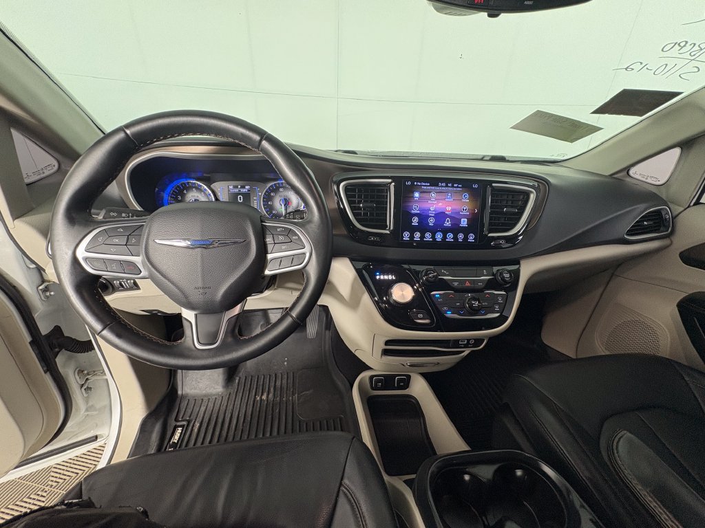 Used 2017 Chrysler Pacifica Touring-L w/ Tire & Wheel Group FWD image 7