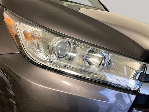 Used 2019 Toyota Highlander XLE AWD/4WD image 26