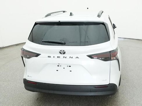 New 2026 Toyota Sienna XLE image 7