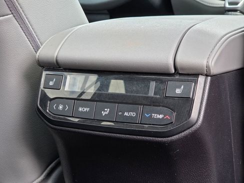 Used 2024 Toyota Highlander Platinum FWD image 34