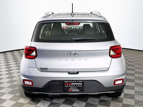 Used 2024 Hyundai Venue SEL image 6