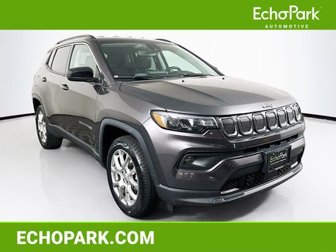 Used 2022 Jeep Compass Latitude image 1