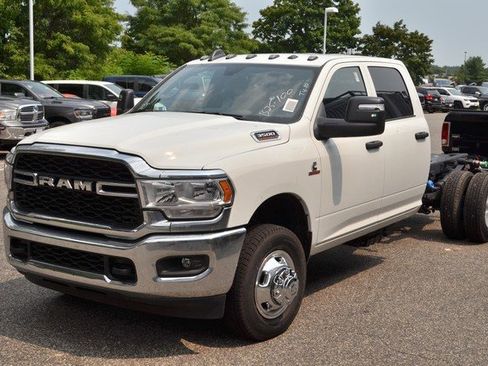 New 2024 RAM 3500 Tradesman w/ Chrome Appearance Group image 4