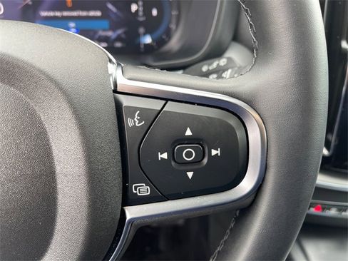 Used 2024 Volvo XC60 B5 Core image 32