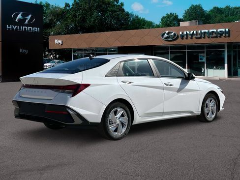 New 2025 Hyundai Elantra SE image 8