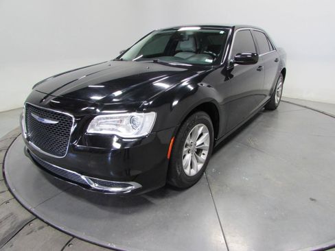 Used 2020 Chrysler 300 Touring image 3