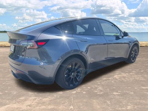 Used 2021 Tesla Model Y AWD image 2