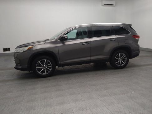 Used 2019 Toyota Highlander XLE image 2