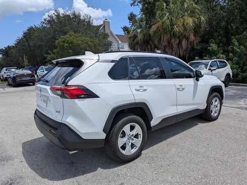 Used 2021 Toyota RAV4 XLE w/ Convenience Package FWD image 4