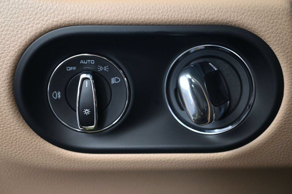 Used 2026 Porsche Macan AWD/4WD image 23
